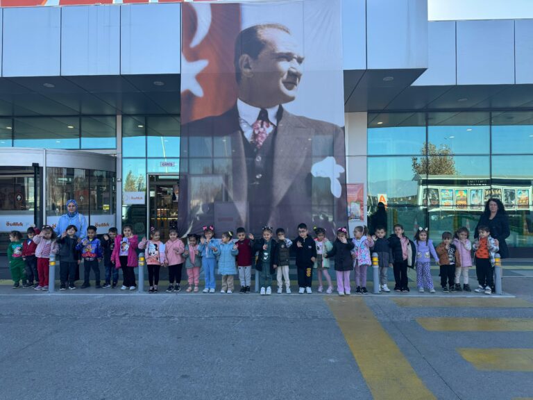 Turgutlu Belediyesi ÇKSM Öğrencileri Atatürk Filmini İzledi